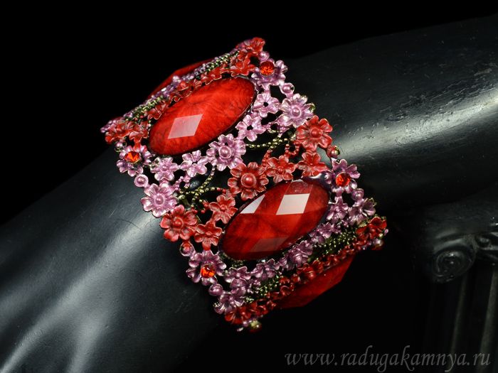 Bracelet with Murano glass color red.