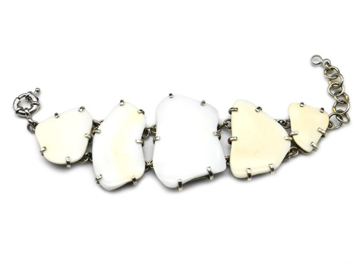 Bracelet made of white agate, 14cm.