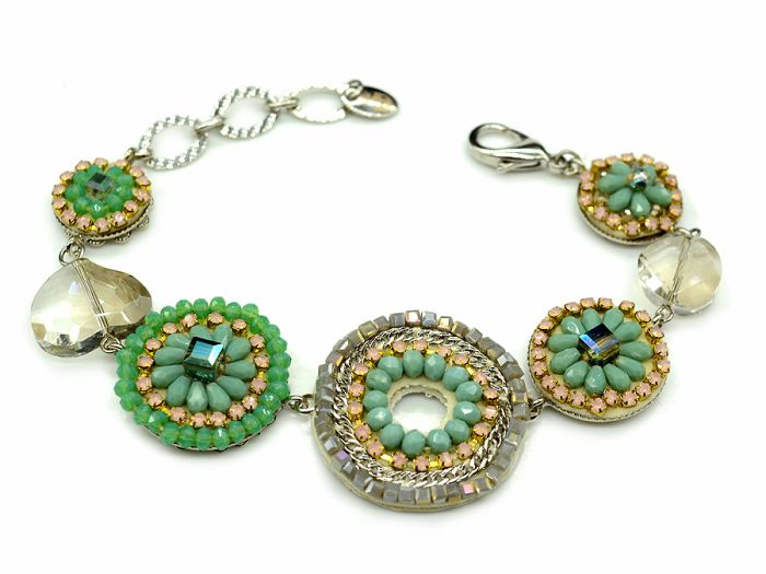 Bracelet with zircons on a chain of the author's color.green,20cm