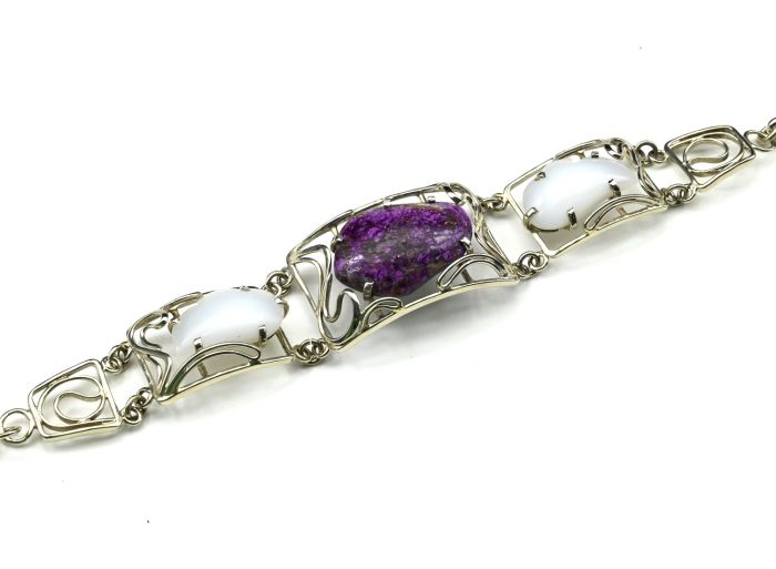 Bracelet with cacholong and stichtite, 17.5cm.