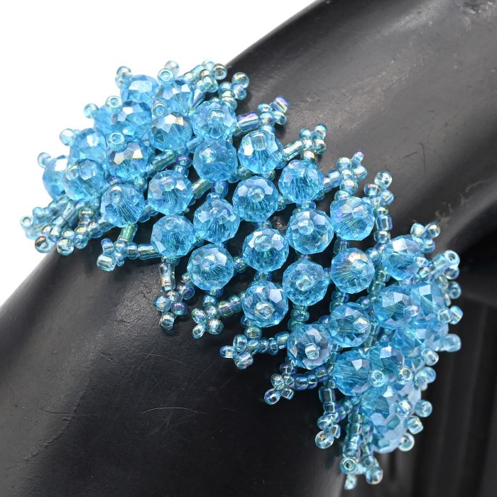 Braided beaded bracelet with zircon color blue, 18cm.