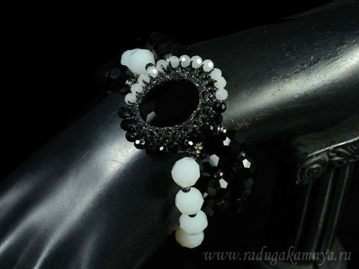 Handmade 3-strand bracelet with zircon color.black and white