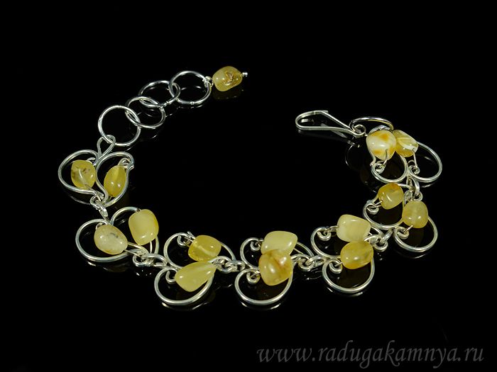 The bracelet is amber in silver, 17cm.