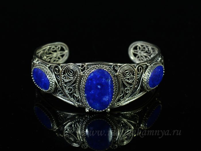 A lapis lazuli bracelet.