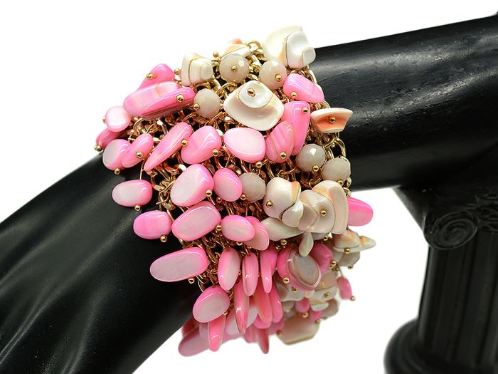 Mother of pearl bracelet on a chain color pink