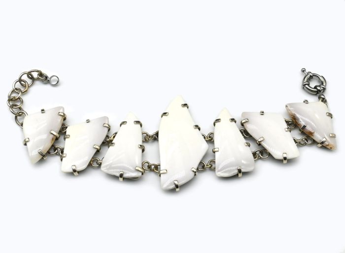 Bracelet made of white agate, 18cm.