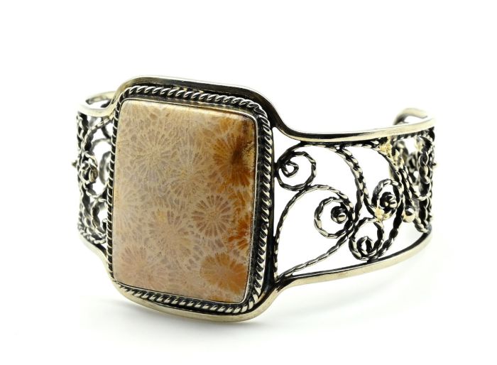 Bracelet with coral " Rectangle ", 19cm.